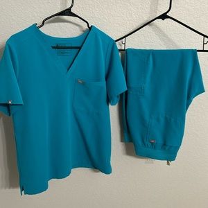 Figs Women’s Scrub Set